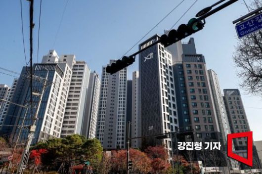 정부가 부동산 공시가격 현실화율을 2020년 수준으로 동결한다고 밝혔다. 사진은 21일 서울 한 신축 아파트 단지. 사진=강진형 기자aymsdream@