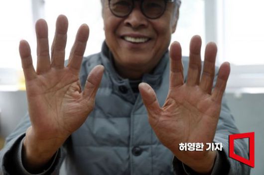 옻칠 장인 전용복의 손   사진=허영한 기자 younghan@