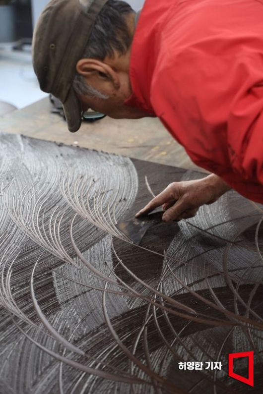 옻칠 장인 전용복 작가가 경기도 안성 작업실에서 '바람의 소리' 시리즈 그림을 그리고 있다.  사진=허영한 기자 younghan@