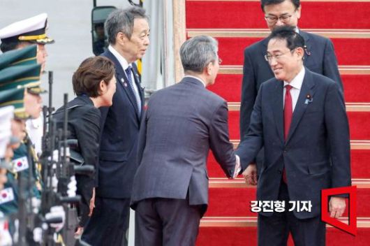기시다 후미오 일본 총리가 26일 경기 성남 서울공항에서 한중일 정상회의를 하기 위해 방한한 뒤 김홍균 외교부 1차관과 인사하고 있다. 사진=강진형 기자aymsdream@