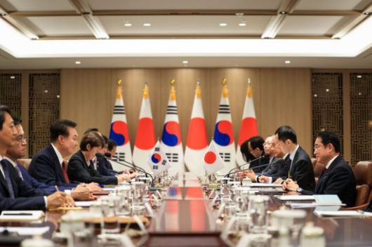 윤석열 대통령이 26일 서울 용산 대통령실에서 기시다 후미오 일본 총리와 한일 정상회담을 하고 있다. [이미지출처=연합뉴스]