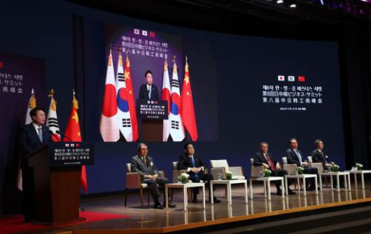 윤석열 대통령이 27일 서울 중구 대한상공회의소에서 열린 제8차 한일중 비즈니스 서밋에서 연설하고 있다. [이미지출처=연합뉴스]