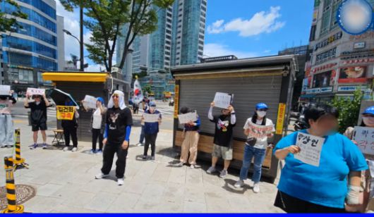서울 종로구 곽상언 의원 사무실 앞에서 지난 10일 오후 '규탄 집회'가 열리고 있다. 사진은 현장 생방송 영상 화면 캡처 /사진= 유튜브 채널 '정치한잔'