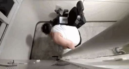 한 남성이 뾰족한 물건으로 휠체어 바퀴에 구멍을 내고 있다. [이미지출처=JTBC '사건반장']