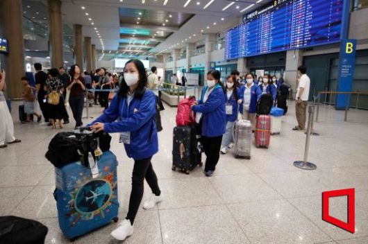 외국인 가사관리사 시범사업에 참여하는 필리핀 노동자들이 6일 인천국제공항을 통해 입국하고 있다. 사진=공항사진기자단