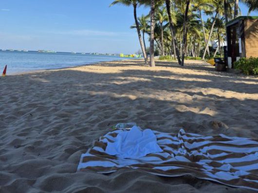 인터컨티넨탈 푸꾸옥 롱비치에서 비치요가를 신청하면 수건과 땀수건, 물 등이 제공된다. 이민지 기자.