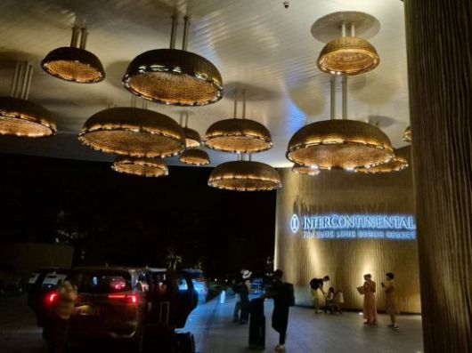 인터컨티넨탈 푸꾸옥 롱비치 호텔 입구 모습, 공항으로 향하는 투숙객을 위해 픽업 서비스를 제공하고 있다. 이민지 기자.