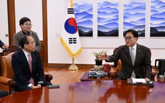 추경호 국민의힘 원내대표와 중진 의원들이 2일 우원식 국회의장실을 항의 방문해 감액 예산안 본회의 처리 등에 대한 반대 의견을 전달하고 있다.