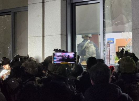 전날 국회의사당 본관에 계엄군 20여명이 국회 본관에 유리창을 부수고 진입을 시도하고 있다. 김현민 기자