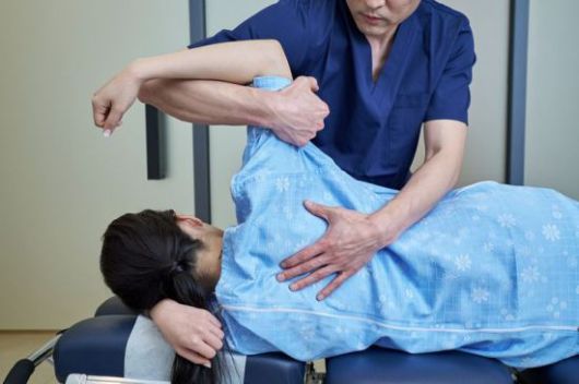 환자가 도수치료를 받는 모습. 사진과 본문 내용은 무관