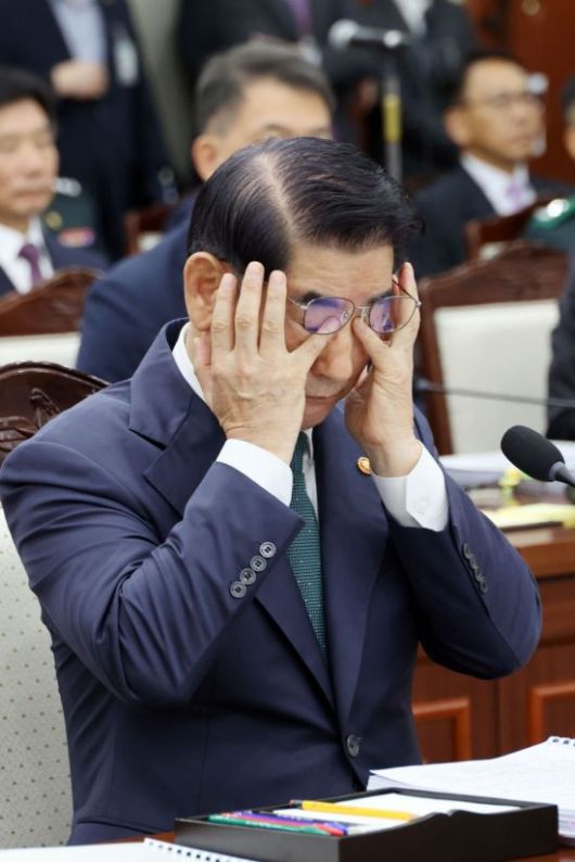 김용현 전 국방부 장관이 지난 10월 8일 서울 용산구 국방부에서 열린 국정감사에서 얼굴을 만지고 있다. 국회사진기자단