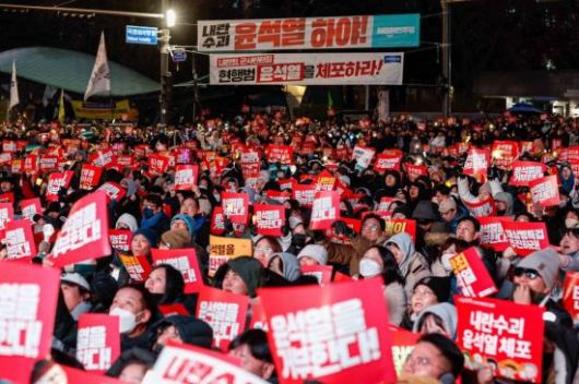 윤석열 대통령 탄핵소추안 표결일인 7일 서울 여의도 국회 앞에서 시민들이 윤 대통령의 탄핵을 촉구하고 있다. 강진형 기자