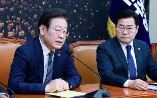 윤석열 대통령 탄핵소추안 표결이 예정된 7일 국회에서 이재명 더불어민주당 대표가 내외신 기자간담회를 열고 발언하고 있다. 김현민 기자