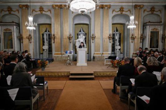 소설가 한강이 7일 오후(현지시간) 스웨덴 한림원에서 2024 노벨문학상 수상 기념 강연을 하고 있다.   [사진 제공= AFP연합뉴스]