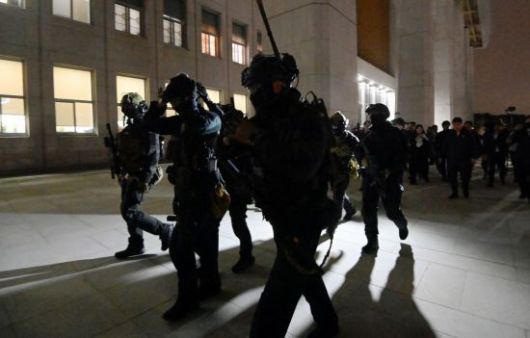 윤석열 대통령이 3일 밤 비상계엄을 선포한 가운데 4일 새벽 계엄군이 국회 본청 진입을 시도하고 있다. 김현민 기자