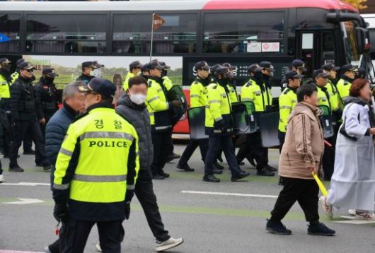 경찰들이 서울 시청 근처에서 열린 집회 가두행진 행렬을 따라 걸어가며 만일의 사태에 대비하고 있다. 허영한 기자