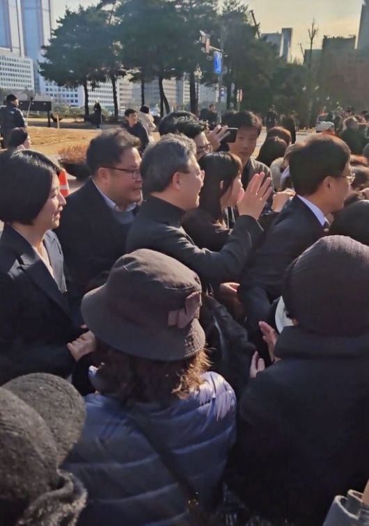 박정하, 서범수, 한지아 국민의힘 의원이 16일 한동훈 대표 사퇴에 "배신자"라며 화가 난 한동훈 대표 지지자들을 진정시키고 있다. 최영찬 기자