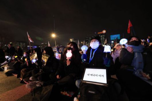 일부 유명인들이 윤 대통령 탄핵 촉구 집회에 나선 시위대를 위해 음식 등을 제공하면서 보수 성향 누리꾼들 사이에서 반발이 일었다. 연합뉴스