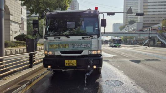 .도로재비산먼지 방지 살수차 운행. 고양특례시 제공
