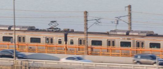 2025년 을사년 (乙巳年) 새해를 맞이한 2일 서울 성동구 동호대교 위를 달리는 지하철에 시민들이 몸을 싣고 출근길에 오르고 있다. 강진형 기자