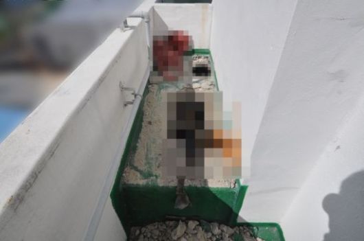 경남 거제시의 한 주거지 베란다 콘크리트 구조물 안에서 시신이 든 여행용 가방이 발견됐다. 경남경찰청 제공