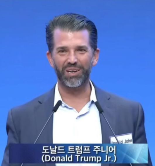 2024년 8월 25일 도널드 트럼프 미 대통령 당선인의 장남 트럼프 주니어가 한국을 찾아 여의도순복음교회 예배 현장에서 간증하고 있다.[사진=순복음교회 유튜브]