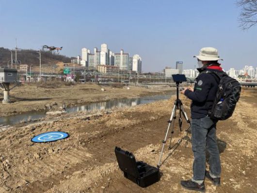 구리시가 오는 16일부터 미세먼지 불법 배출 예방감시를 위한 민간합동감시단 운영을 본격적으로 시작한다. 사진은 드론을 활용해 미세먼지를 확인하는 모습. 구리시 제공
