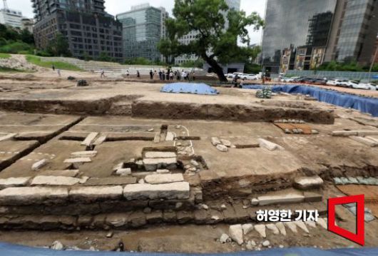 국가유산청 궁능유적본부에서 3일 덕수궁 내 흥덕전 권역 발굴조사 현장에서 그간 진행한 발굴조사 성과를 공개했다. 발굴단은 이곳에서 흥덕전 배수로를 발견함으로서 출입문인 흥사문과 소안문 위치가 확인됐다고 말했다. 덕수궁 흥덕전은 1900년경 건립된 것으로 추정되고 덕수궁 동쪽에 있던 선원전 화재로 소실된 어진을 복원하기 위한 이안청 역할을 했다. 사진=허영한 기자 younghan@