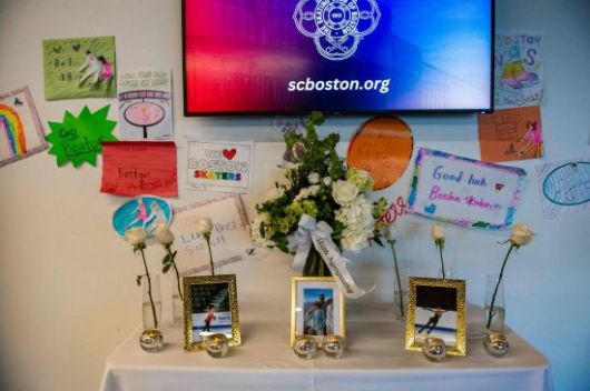 워싱턴DC 인근에서 발생한 여객기와 헬리콥터 충돌·추락 사고로 피겨스케이팅 선수와 지도자 다수가 사망한 걸로 드러난 가운데 한국계 10대 남녀 피겨 유망주 모두 보스턴 스케이팅 클럽 회원으로 어머니와 동승 중이었다. 보스턴스케이팅 클럽에서 사망자를 추모하고 있다. AFP=연합뉴스