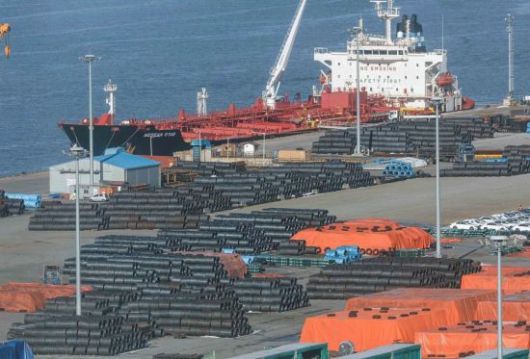 도널드 트럼프 대통령이 미국으로 수입되는 철강·알루미늄 제품에 대한 예외 없는 25% 관세 부과 포고문에 서명하면서 일본, 영국, 유럽연합(EU) 등 주요 국가들이 앞다퉈 대응에 나서고 있는 13일 경기 평택항 수출 야적장에 철강 제품이 쌓여 있다. 2025.2.13. 강진형 기자