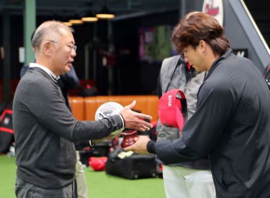 정의선 현대차그룹 회장이 16일(현지시간) 미국에서 전지훈련을 하고 있는 기아 타이거즈 스프링캠프 현장을 깜짝 방문했다. 정의선 회장(사진 왼쪽)이 주장 나성범 선수로부터 사인볼을 받고 악수하고 있다. 현대차그룹 제공