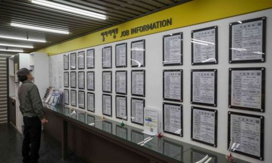 10월 취업자 수가 전년동월 대비 8만3000명 늘어나며 넉 달 만에 10만 명 밑으로 내려온 13일 서울 한 고용센터를 찾은 구직자가 채용 게시판을 보고 있다. 강진형 기자