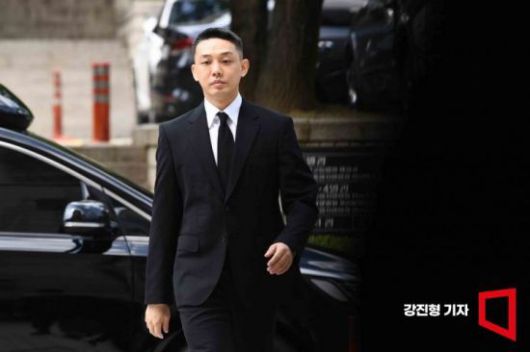 프로포폴 상습 투약 혐의로 기소된 배우 유아인이 지난해 9월 서울 서초구 서울중앙지방법원에서 열린 1심 선고에 출석하고 있다.