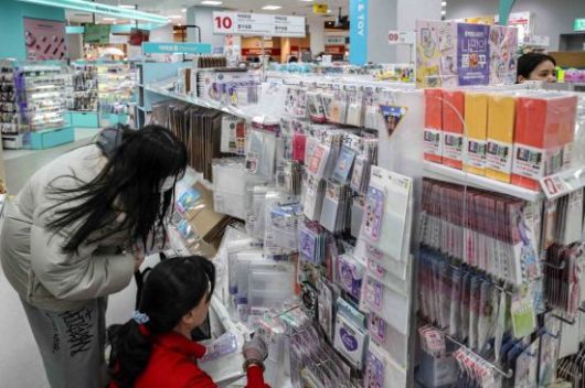 24일 서울 양천구 다이소 이마트목동점을 학생이 물건을 구매하고 있다. 2025.2.24. 강진형 기자