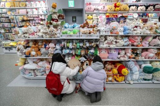 24일 서울 양천구 다이소 이마트목동점을 찾은 어린이들이 인형을 보고 있다. 2025.2.24. 강진형 기자