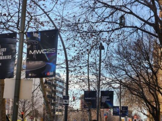 1일(현지시간) 스페인 바르셀로나 시내 중심가 가로등을 수놓은 MWC 홍보 깃발. 사진=박유진 기자