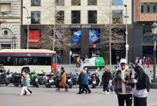 1일(현지시간) 스페인 바르셀로나 카탈루냐 광장 맞은편에 위치한 ‘오렌지(Orange)’ 대리점에 갤럭시 S25 시리즈 광고가 붙어있다. 사진=박유진 기자