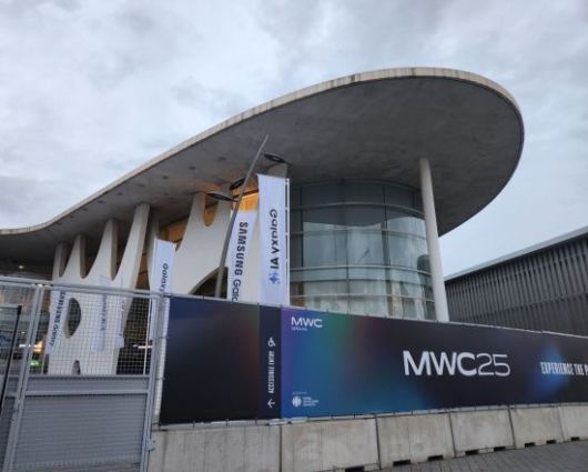 스페인 바르셀로나 MWC 개최 이틀 앞서 찾은 피라 그란 비아(Fira Gran Via) 전시장. 그 주위로 삼성 갤럭시 깃발이 펄럭인다. 사진=박유진 기자