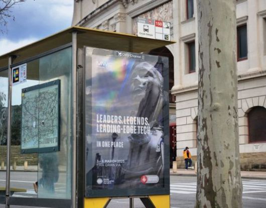 1일(현지시간) 스페인 FC 바르셀로나의 임시 홈구장인 올림픽 루이스 콤파니스 경기장 앞 버스정류장. "리더, 전설, 최첨단 기술이 한 자리에(Leaders, Legends, Leading-edge Tech, In One Place)"라는 문구의 MWC 광고판이 설치돼 있었다. 사진=박유진 기자