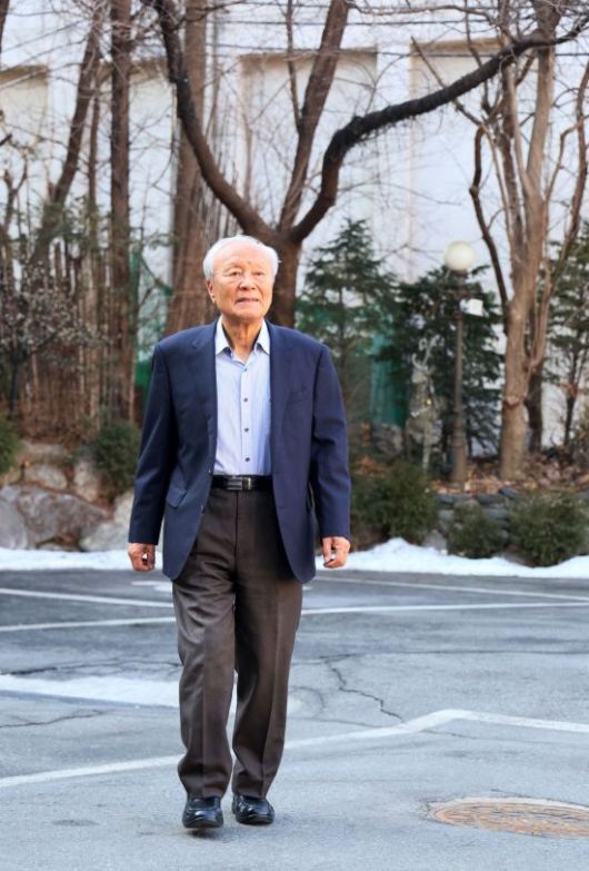 박승 전 한국은행 총재가 평창동 자택 주변을 산책하고 있다. 박 총재는 건강 관리 비법으로 하루 30분 정도 산책을 꼽았다. 2025.02.21 윤동주 기자