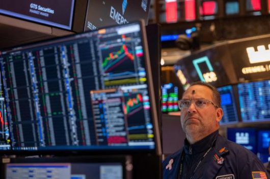 미국 뉴욕 증권거래소에서 트레이더가 업무를 보고 있다. 게티이미지연합뉴스