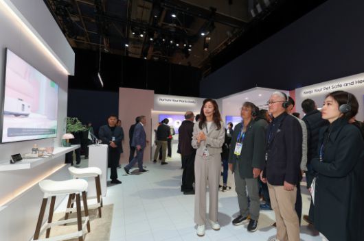 지난 1월7일(현지시각) 미국 라스베이거스에서 열린 CES 2025에서 서경배 아모레퍼시픽그룹 회장(왼쪽 세번째)이 박종만 아모레퍼시픽 디지털전략유닛장(왼쪽 두번째) 등 임직원들과 현장을 둘러보고 있다. 아모리퍼시픽그룹 제공.