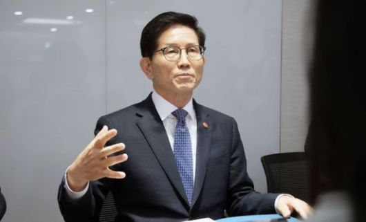 김문수 고용노동부 장관이 10일 정부세종청사에서 출입기자단과 만나 현안 관련 질의응답을 하고 있다. 사진제공=고용노동부