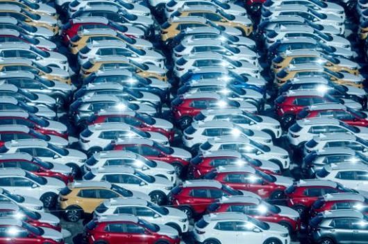 도널드 트럼프 대통령이 미국으로 수입되는 철강·알루미늄 제품에 대한 예외 없는 25% 관세 부과 포고문에 서명한 데 이어 자동차와 반도체 등에 대한 관세 부과도 검토 중이라고 밝힌 가운데 지난달 13일 경기 평택항에 수출용 자동차가 선적 대기하고 있다.