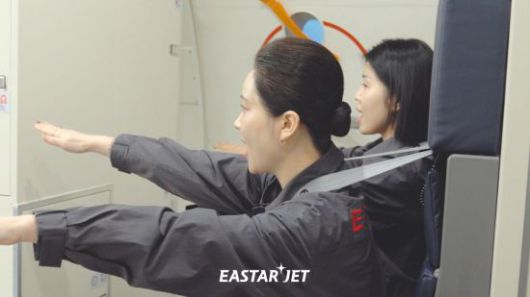 이스타항공 승무원들이 기내에서 비상 탈출 훈련을 진행하고 있다. 이스타항공 제공