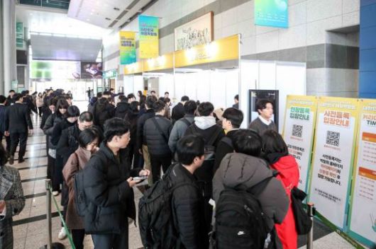 19일 서울 서초구 aT센터에서 열린 '2025 대한민국 채용박람회'에 참가한 구직자들이 박람회장에 입장하기 위해 줄을 서고 있다. 2025.3.19. 강진형 기자