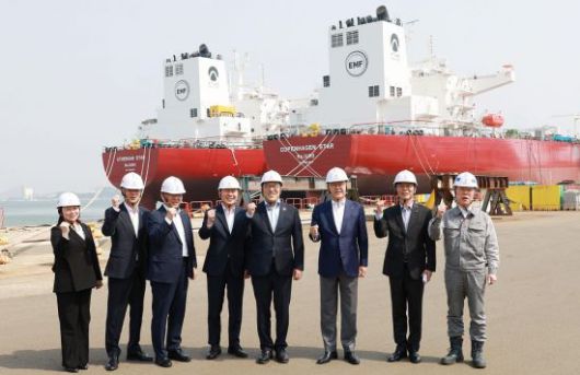 김병환 금융위원장(가운데)이 24일 산업은행 회장, 수출입은행 부행장, 광주은행 부행장 등과 함께 목포, 해남을 방문해 전남지역 조선사 간담회를 갖고 조선사 수주동향 및 선수금환급보증서(RG)발급과 관련한 애로사항을 청취했다. 이후 선박 건조가 진행되고 있는 대한조선 해남공장 현장을 방문해 대한조선의 주력 선종(원유 및 석유제품 운반선) 등에 대해 청취했다. 금융위 사진제공.