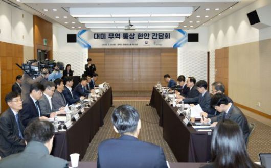 윤진식 한국무역협회 회장과 정인교 산업통상자원부 통상교섭본부장, 주요 수출 기업 및 협회·단체 임원들이 25일 서울 강남구 코엑스에서 한국무역협회와 산업부가 공동 개최한 '대미(對美) 무역통상현안 간담회'에서 미 행정부의 관세 조치 등 통상현안에 대해 논의하고 있다. 한국무역협회 제공