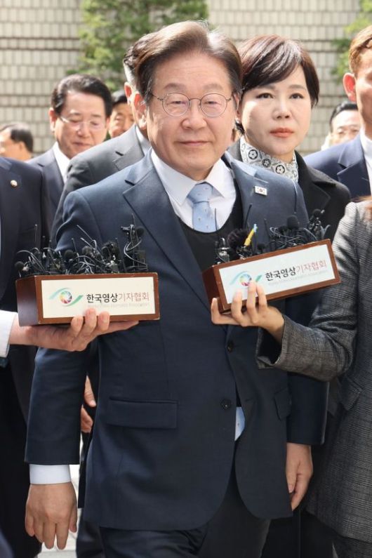 이재명 더불어민주당 대표가 26일 서울 서초구 서울고등법원에서 열린 공직선거법 위반 혐의 2심 선고 공판에 출석하고 있다. 2025.3.26 사진공동취재단