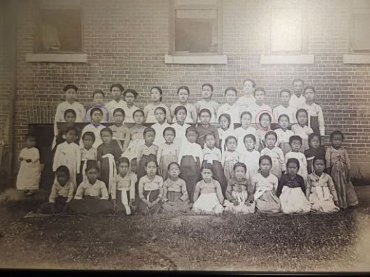 사애리시(뒤쪽 노란색 원) 선교사가 유관순(빨간원)과 서은순(파란원)과 함께한 기념사진. 공주기독교박물관 자료 재촬영